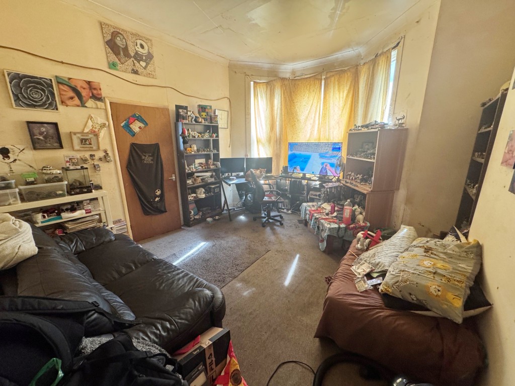 Lot: 72 - FREEHOLD BLOCK OF FOUR FLATS - Flat 2 - Living room